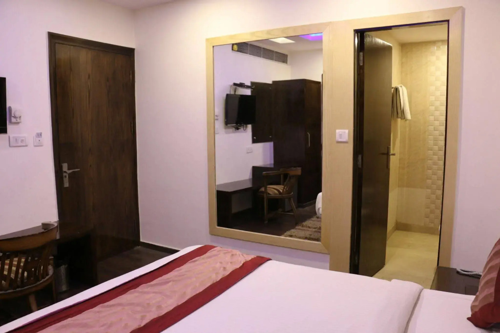 Hotel All Iz Well - Just a min away from New Delhi Railway Station
