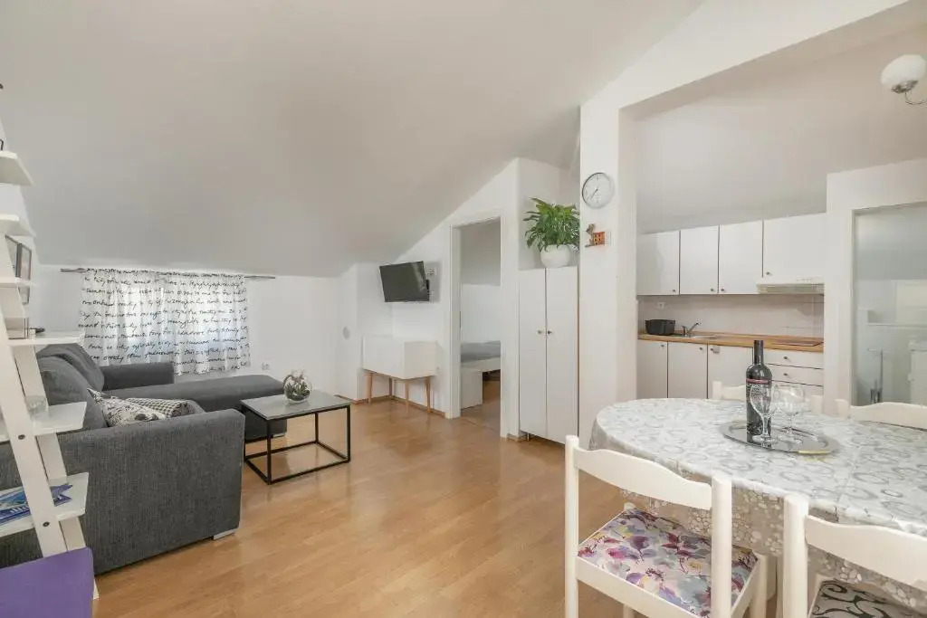 4+1 apartment in the city centre, near the beach