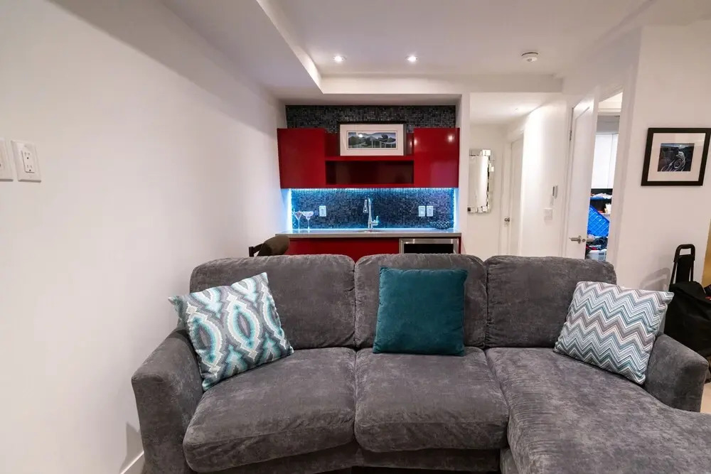 Brand New Modern Unit With Easy Access to the City