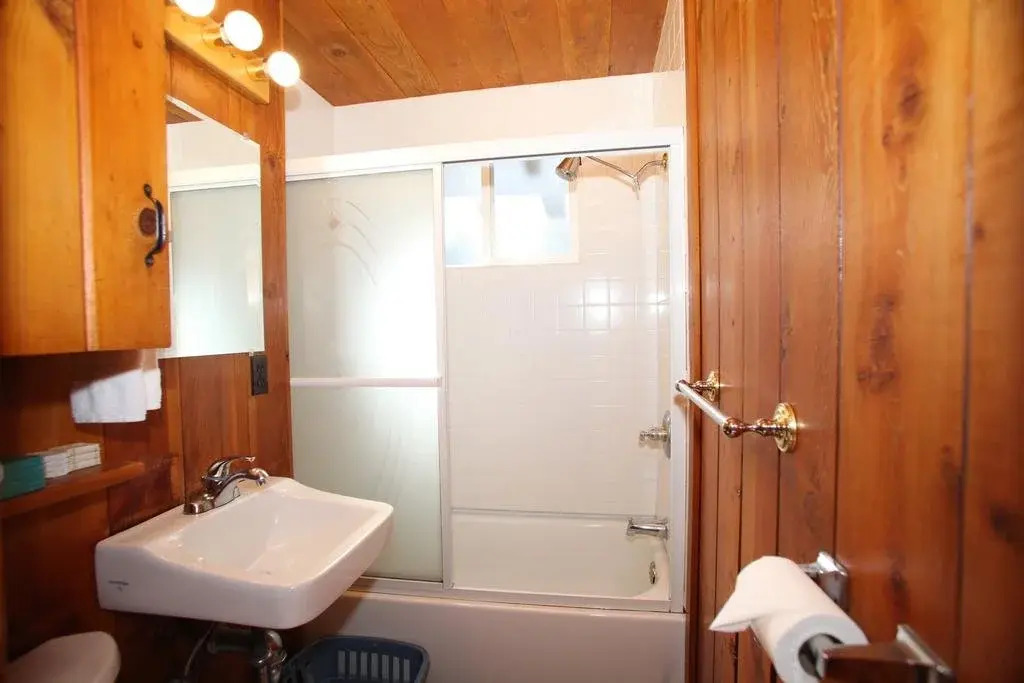 Reverse Creek Lodge