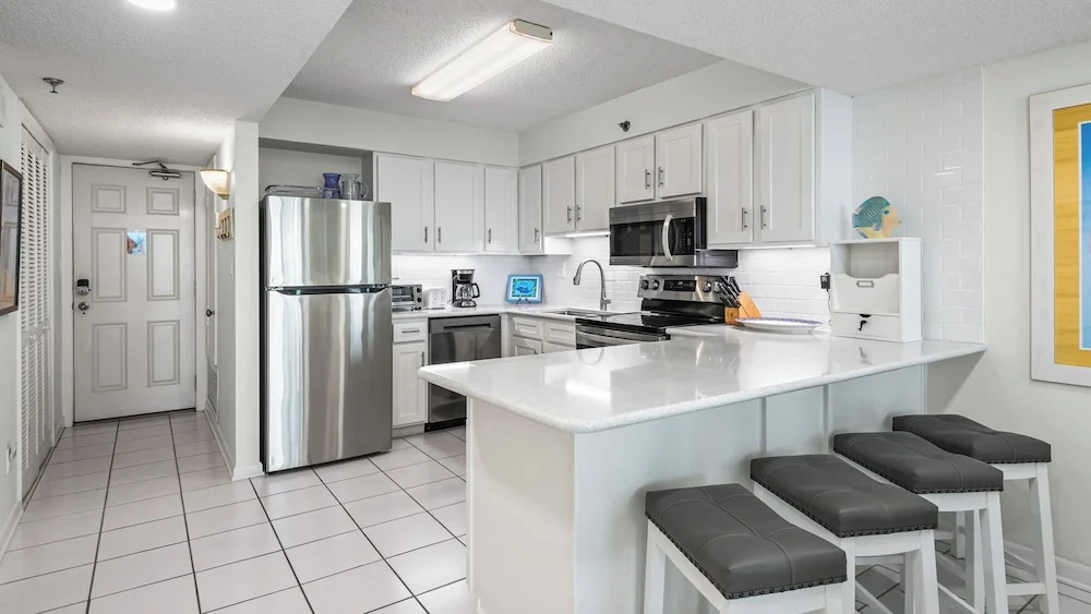 12th-floor Gulf Views w/ Private Beach + Free Tickets: Dolphin Cruise & More