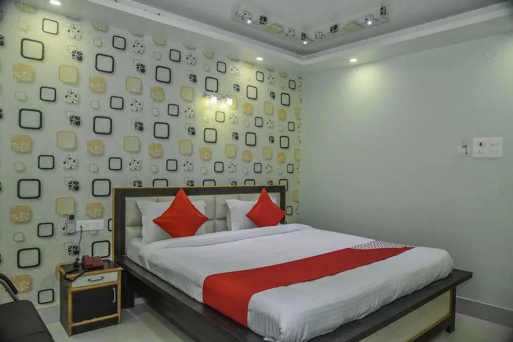 OYO 15443 Hotel Mega Palace