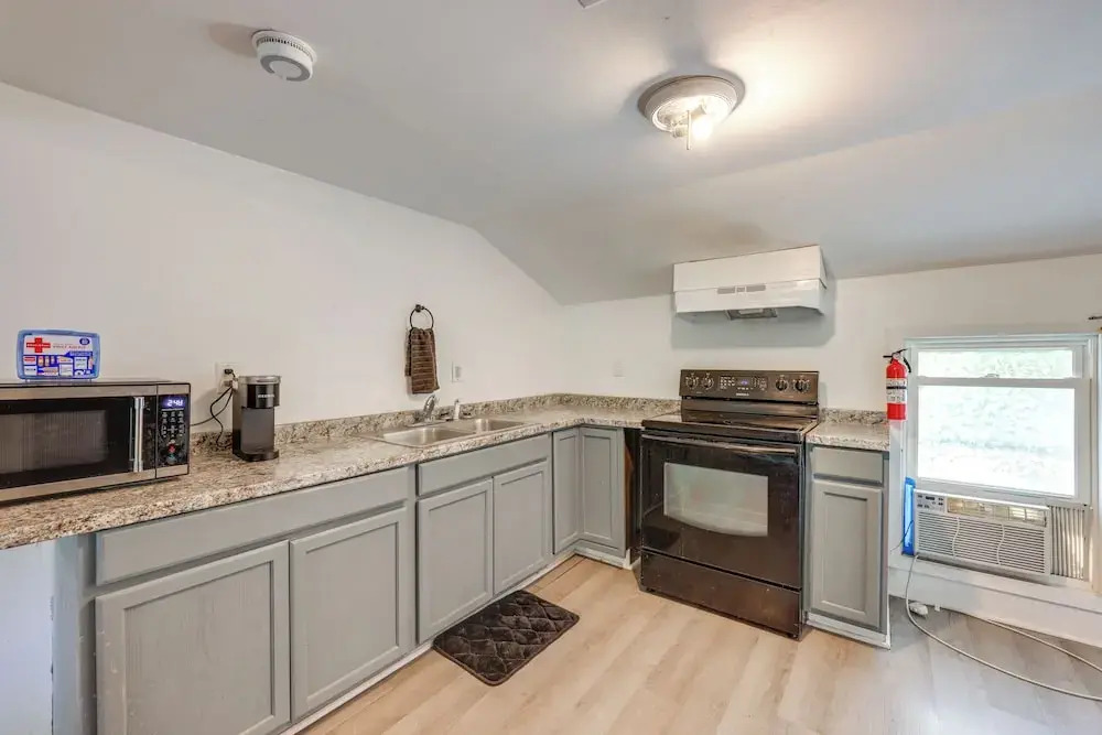 8 Mi to Keuka Lake: Bath Apt w/ Remote-work Perks!