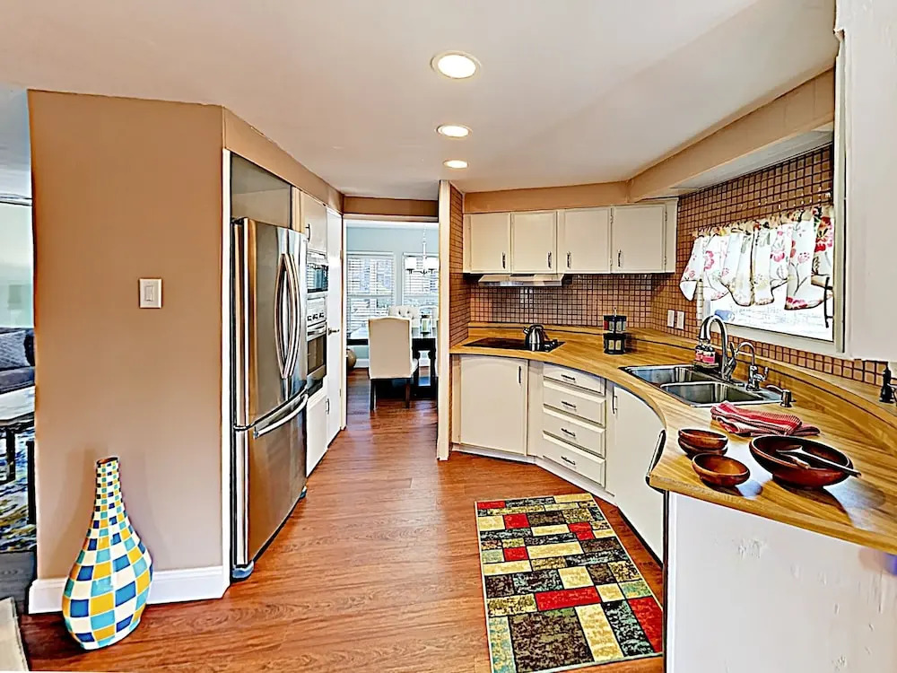 Canal-side W/ Private Dock, Boats & Bikes 2 Bedroom Duplex