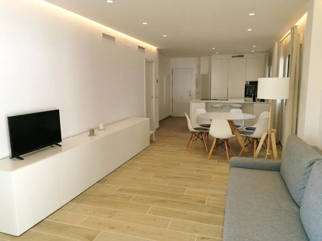 Bright 2 bedroom apt Golden Mile next to beach RDR225