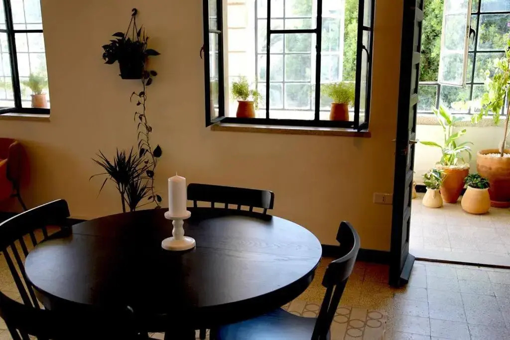 Inspiring 3Bed Unit with Sunny Balcony & Fireplace