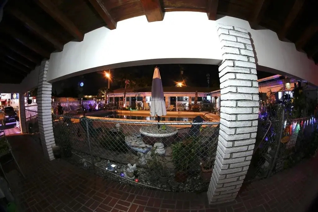 Hollywood Gardens Inn & Suites
