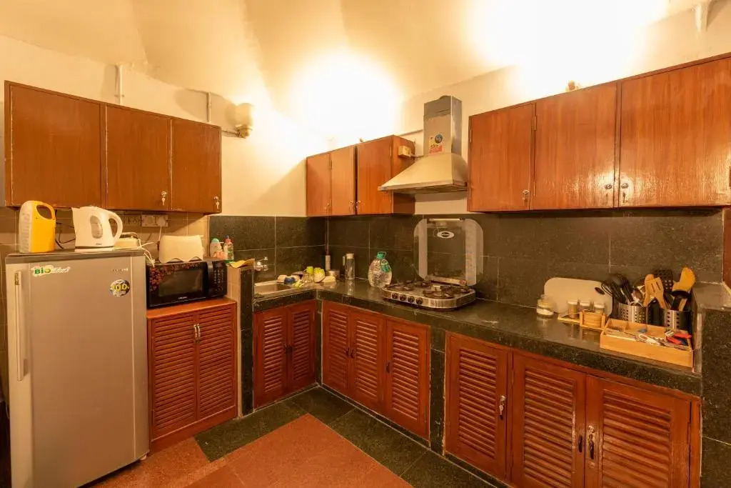 The Perch - 2bhk w panoramic hill view by Roamhome