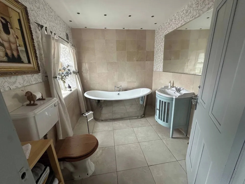 Meagill Farmhouse-hot tub Country