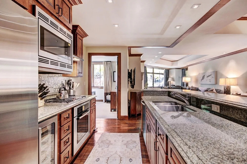 Luxe 2BR+Den Ritz-Carlton Residence Quiet Location by RedAwning