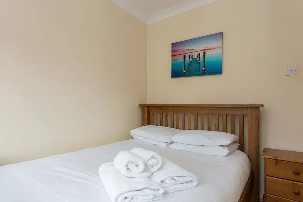 2 Bedroom House Near Wapping Station