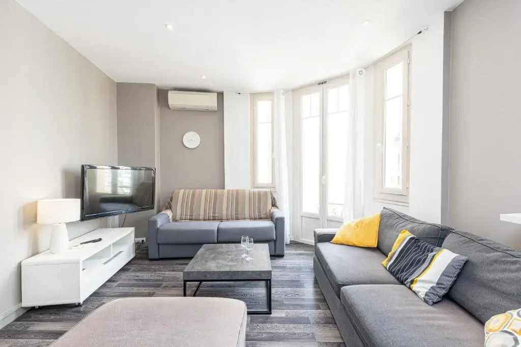 Large 2 Bdrs apartment Down Town - AC