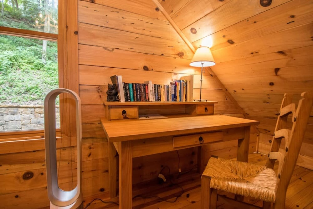 Epic 1BR Cabin w Outdoor Fireplace 5 Min to Town