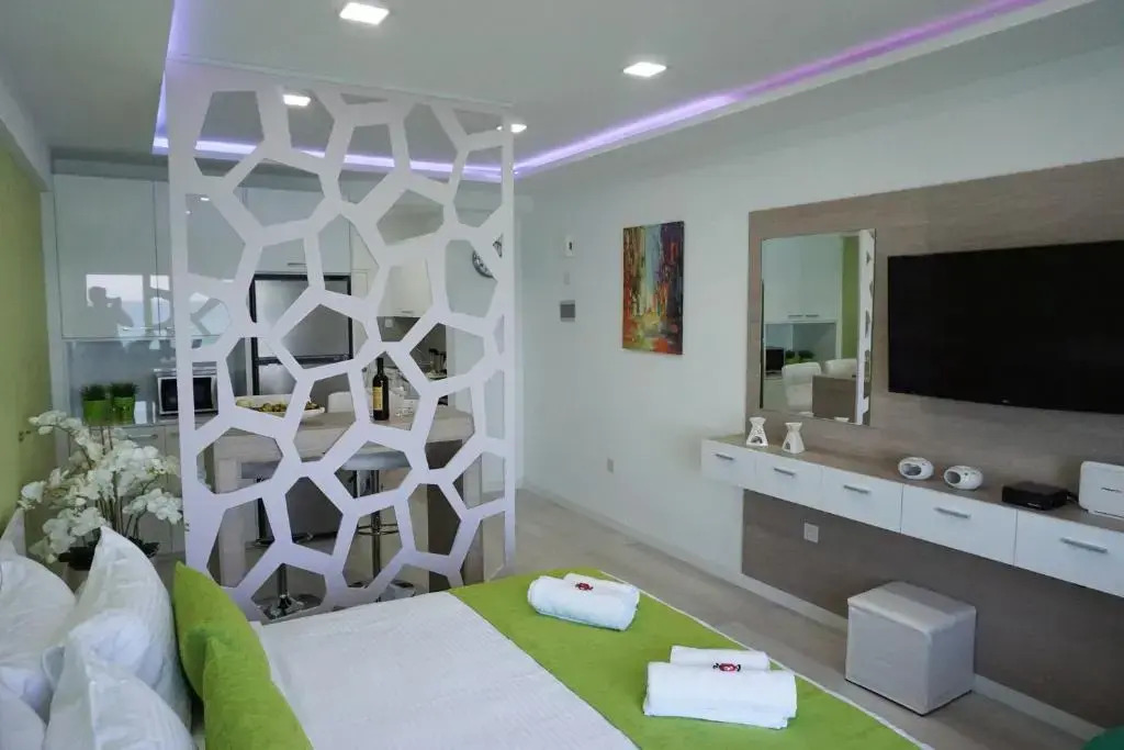 Lazuli Beachfront Apartment 405