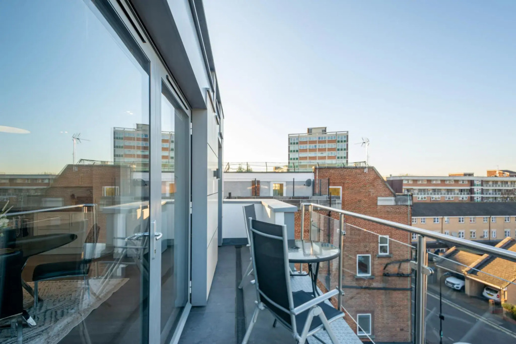 Three Bedroom Apartment in Hoxton
