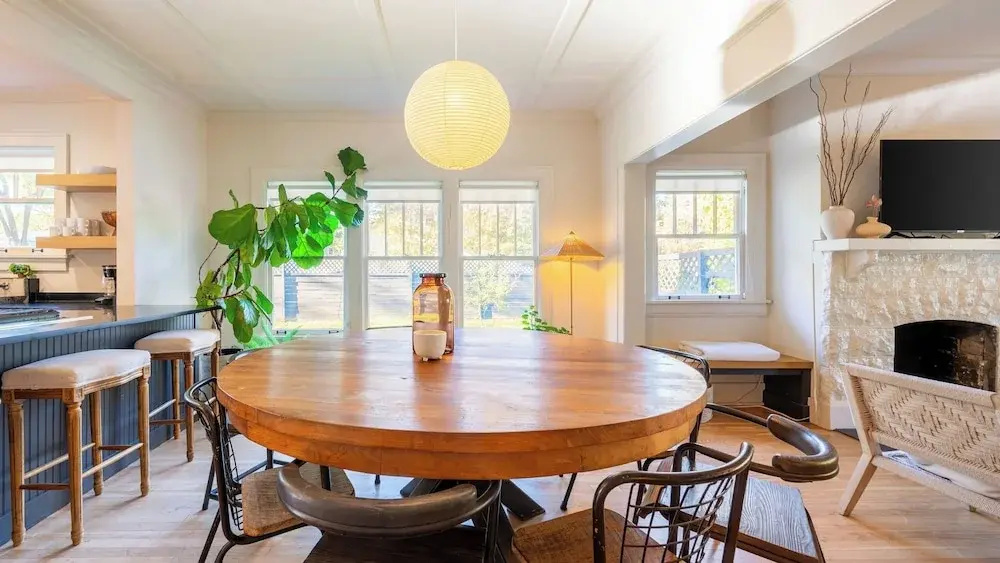 Southern Charm, Backyard Firepit, Outdoor Dining, Mins to Downtown Chapel House by Avantstay