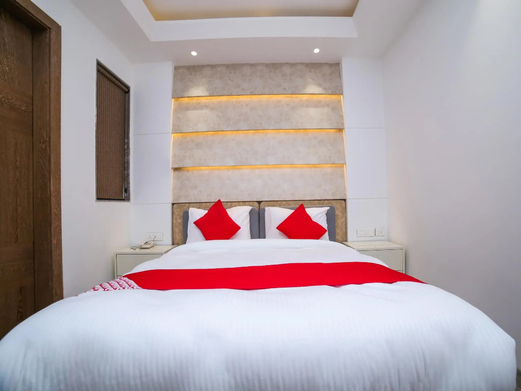 OYO 23088 Hotel Dev Palace