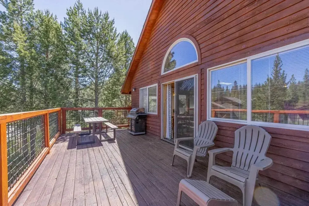 < 8 Mi to Donner Lake: Home w/ Deck + Balcony!