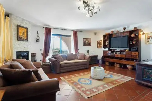 Villa EMI