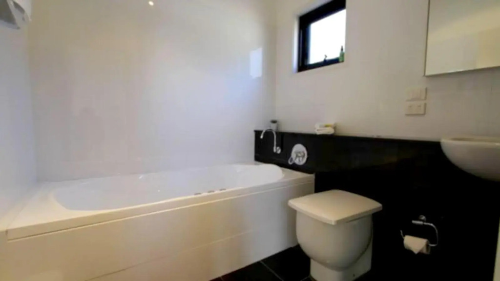 Luxury Woodridge 2-Bedroom Apartment