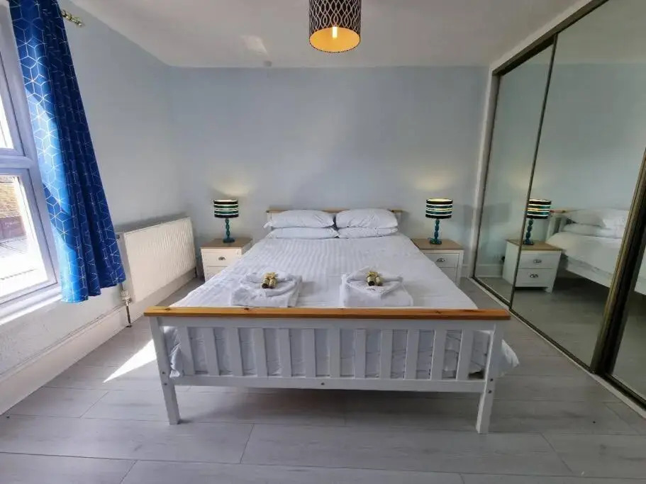 Sea Views, Big 2 Bed Flat Close To Beach & Harbour