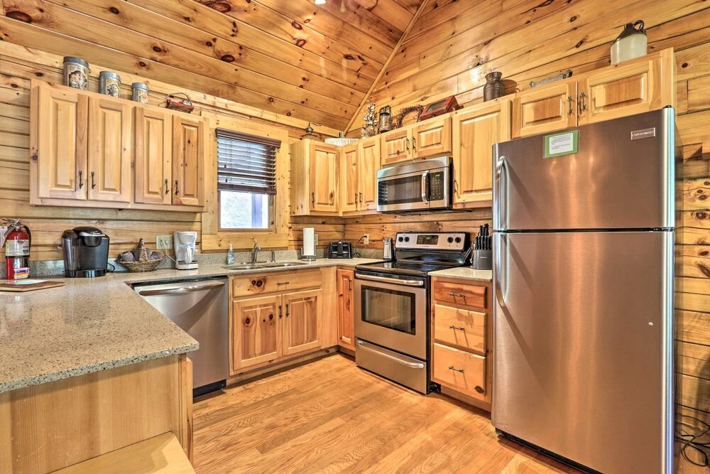 3 Mi to Dollywood: Hot Tub Hideaway in Smoky Mtns