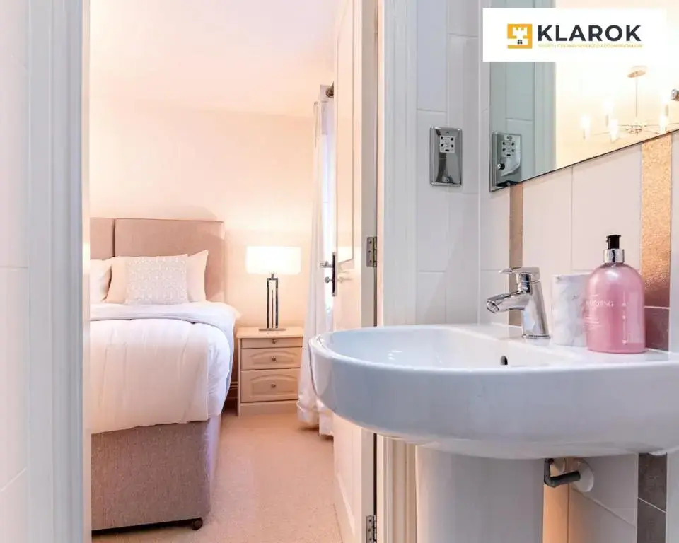 LONG STAYS 20pct OFF - LARGE 4BED-Pool Table & Parking By Klarok Short Lets & Serviced Accommodation