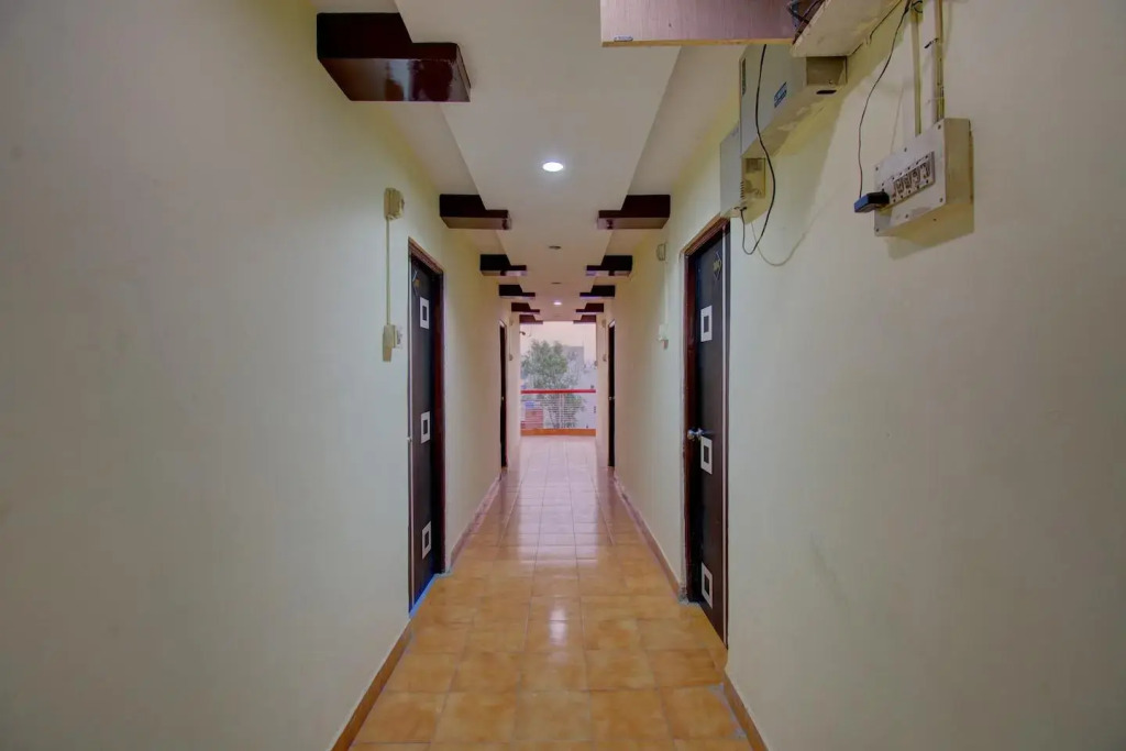 OYO 19830 Hotel Lucky Star