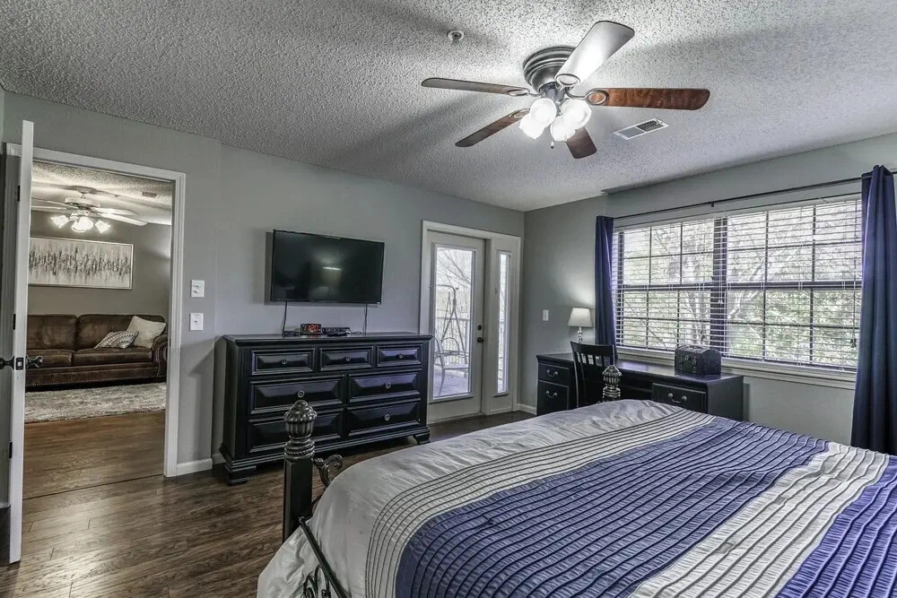 Updated 2 Bedroom , Penthouse Condo, Central Location, 2 Pools , Hot Tub, WIFI:( Foothills A-20 )