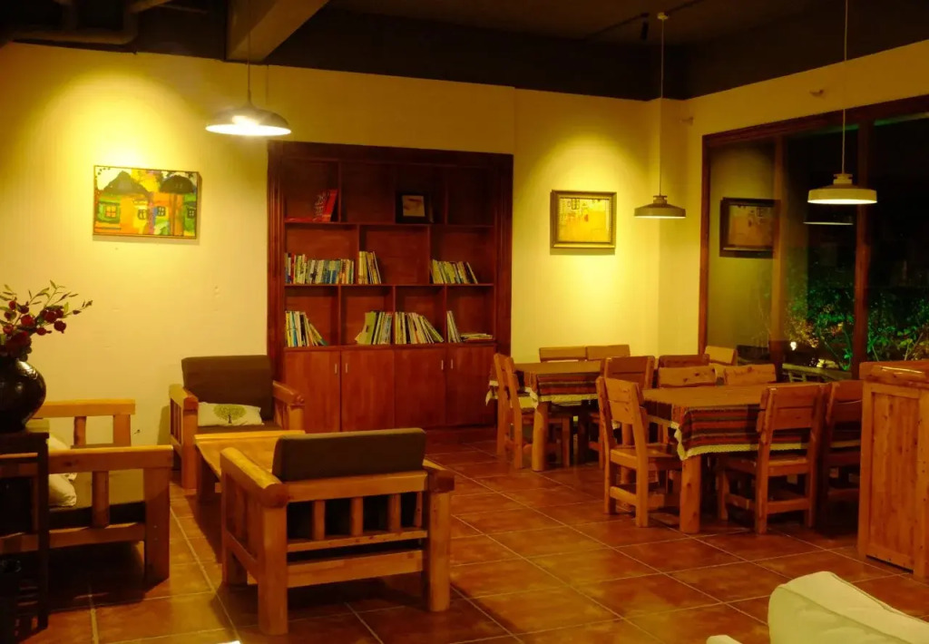 Yangshuo Edens Social Guesthouse - cozy garden courtyard & fresh craft coffee & night beers & outdoor activities