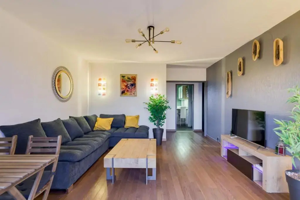 Apartment in residence free parking balcony sunset
