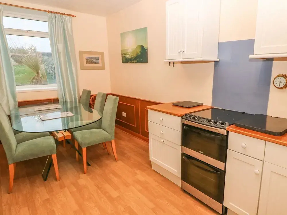 38 Plas Darien. Peredur Suite