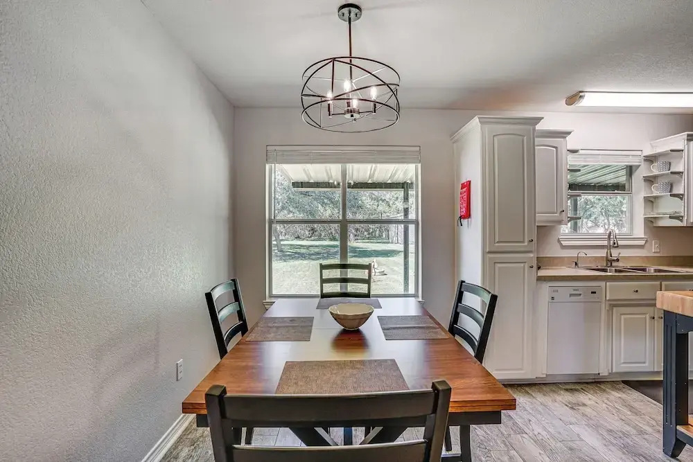 Granbury Cottage, Steps to Lake & Dock!