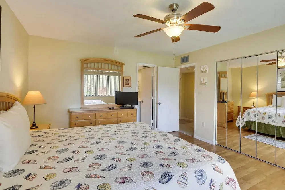 Land's End 206 Building 3 Updated / Bay Views/ End Unit!