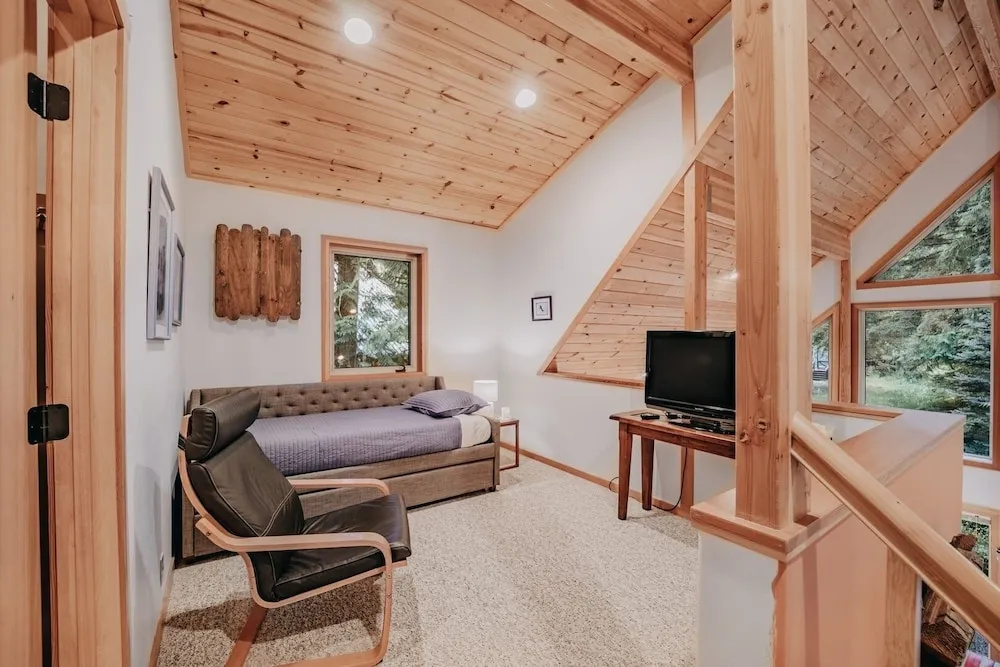 75sl - Wifi - Bbq - Pets Ok - Sleeps 6 2 Bedroom Home by RedAwning