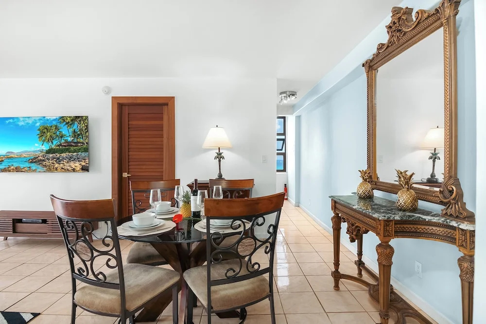 Waikiki Banyan Condo w/ King Bed & Parking, Near Beach