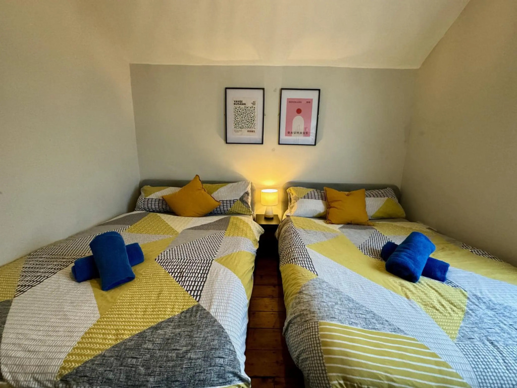 Large CityCentre Townhouse & Hot Tub, Pool Table and Offroad Parking