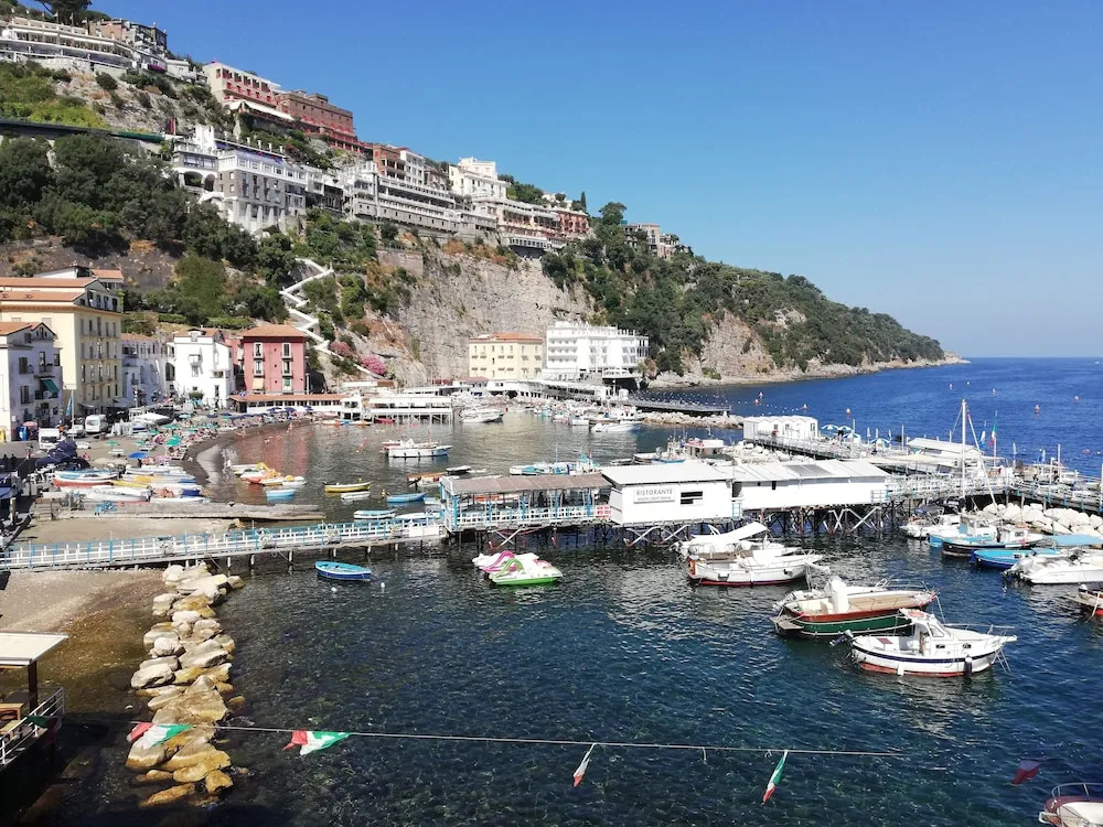 De Vivo Realty - Orange Suites Sorrento