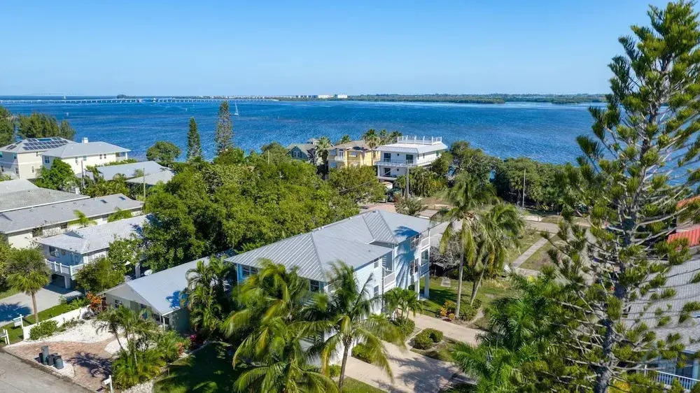 Walk To Beach Recently Renovated Sleeps 6 2 Bedroom Condo by RedAwning