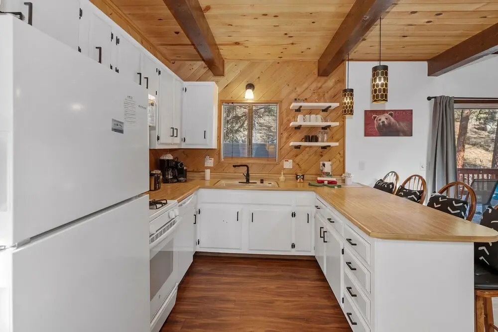 Alpine Retreat Cali Bear - A Forest Escape Complete With Hot Tub And Forest Views! 2 Bedroom Cabin