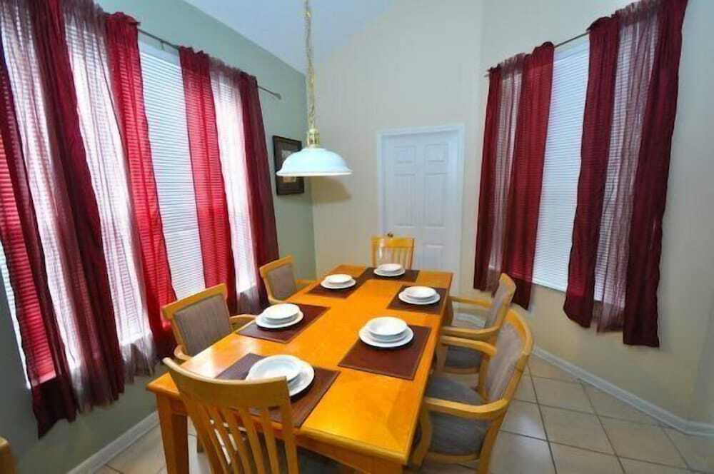 Windsor Palms 6 bed / 3.5 bath home