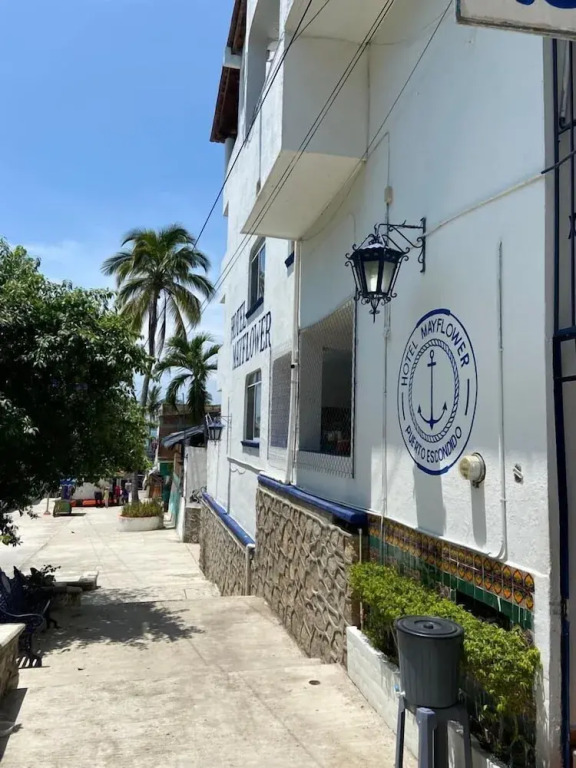 MayFlower Hotel & Hostal