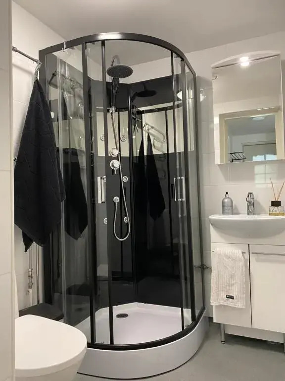 Modern Apt - King-Size Bed - Wifi -Self Check in