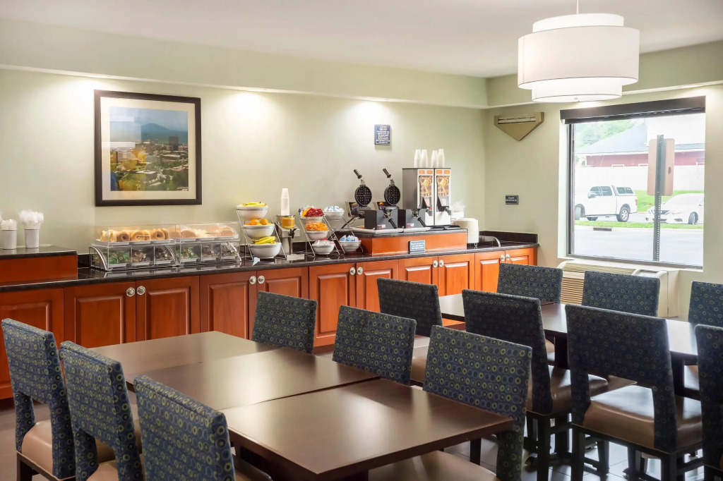 Comfort Suites Outlet Center