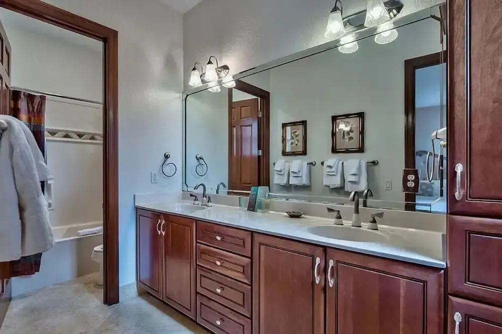 Tuscan Villa 5 Bedroom Holiday Home by Five Star Properties