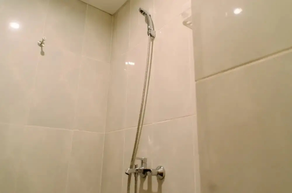 Comfort and Simply Studio Room at Serpong Garden Apartment By Travelio