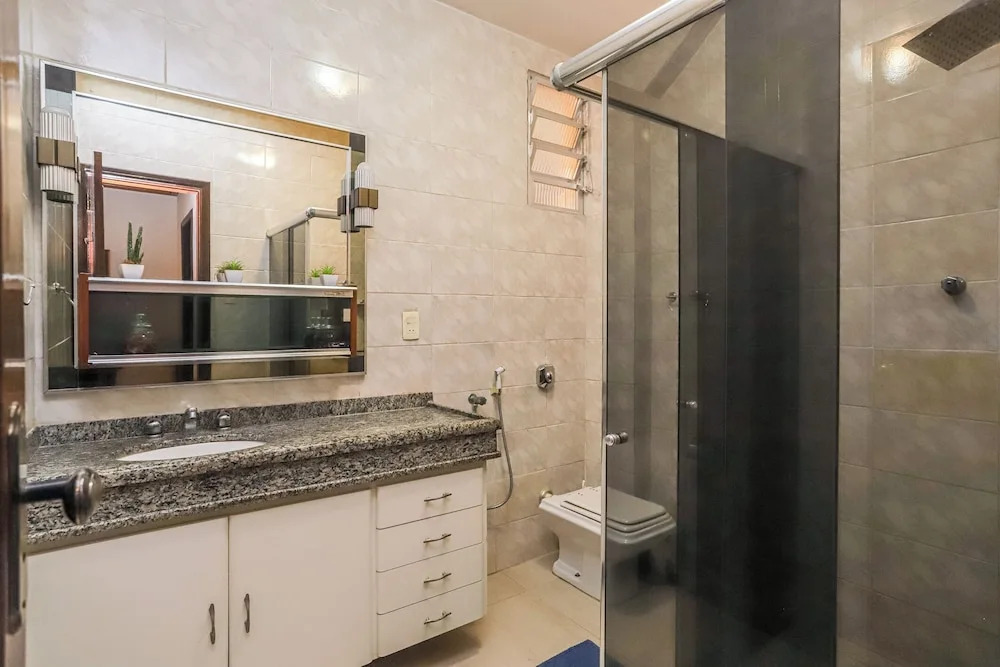 Leme 2 quartos amplo 2 min praia
