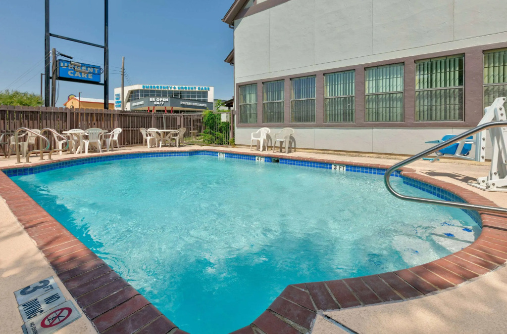 Howard Johnson by Wyndham San Marcos