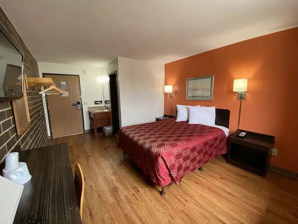 DAYS INN WAUSAU/NORTH/I-52 (Motel 6 Wausau)