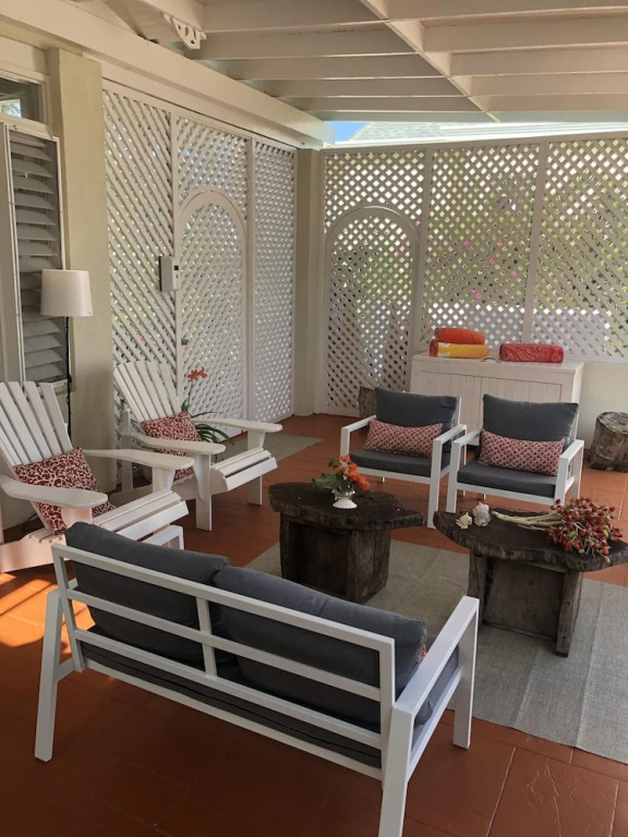 Dreamin Villa - 3 B R Beachfront w Staff
